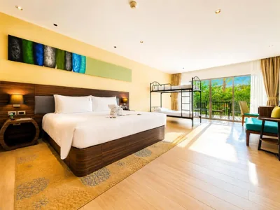 킹 베드 1개와 이층 침대가 있는 프리미엄 킹룸 — Holiday Inn Resort Phuket Karon Beach by IHG